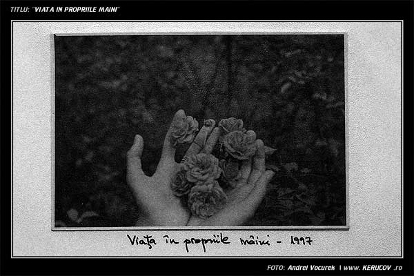 Fotografia: "Viata in propriile maini" - Setul: "Experiente de fotografie", din Bucuresti / Bucharest, Romania / Roumanie, cu aparat Zenit 122, data 1997-07-22 KERUCOV .ro © 1997 - 2008 || Andrei Vocurek