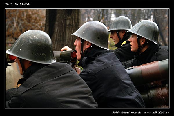Fotografia: "Artileristi" - Setul: "Orasul oarecare - Puncte peste asfalt", din Bucuresti / Bucharest, Romania / Roumanie, cu aparat Konica Minolta Dynax 5D, data 2005-12-01 KERUCOV .ro © 1997 - 2008 || Andrei Vocurek