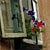 Fotografia: "Flori la geam" - Setul: "Orasul Sibiu - Printre picaturi", din Sibiu / Hermannstadt, Romania / Roumanie, cu aparat Fujifilm FinePix S5100, data 2005-09-21 KERUCOV .ro © 1997 - 2008 || Andrei Vocurek