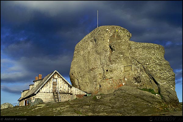 Fotografia cu titlul "Cabana si Varful Omu" face parte din setul "Pasul peste munti", a fost realizata in Muntii Bucegi, Romania / Roumanie cu un aparat Konica Minolta Dynax 5D KERUCOV .ro © 1997 - 2008 || Andrei Vocurek